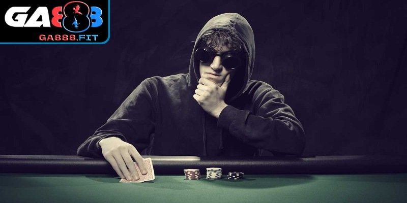 Nhìn trộm bài đối thủ cũng là một trong những cách